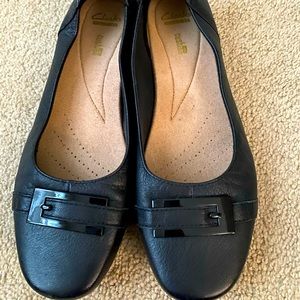 Clarks size 10 leather flats
